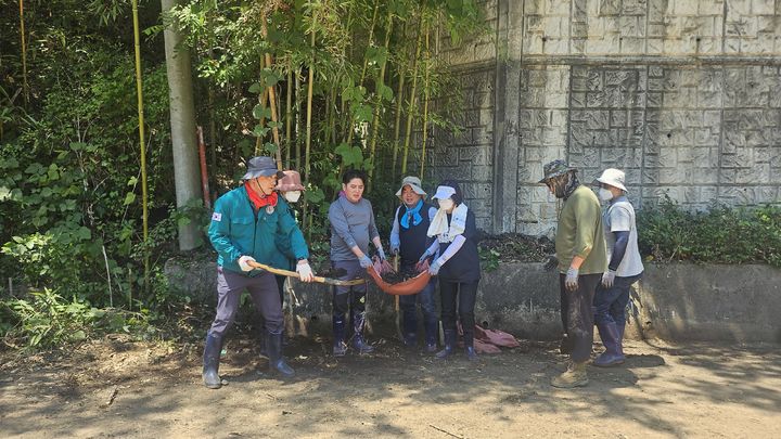 [양산=뉴시스] 양산시의회 시의원들과 의회사무국 산청군 시천면 불계마을을 찾아 피해 복구 활동을 하고 있다. (사진=양산시의회 제공) 2025.07.25. photo@newsis.com *재판매 및 DB 금지
