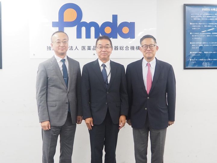 [서울=뉴시스] 김상봉 식약처 의약품안전국장(왼쪽), 사토 다이사쿠 일본 후생노동성 심의관(가운데), 후지와라 야스히로 일본 의약품의료기기종합기구(PMDA) 이사장(오른쪽)이 한일 양자회의 기념 촬영을 하고 있다. (사진=식약처 제공) 2025.07.25. photo@newsis.com *재판매 및 DB 금지