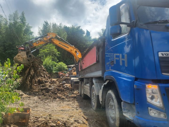 [산청=뉴시스] 서희원 기자= 지난 22일 산청읍 모고마을 복구작업을 하고 있다. 2025. 07. 25. shw1881@newsis.com *재판매 및 DB 금지