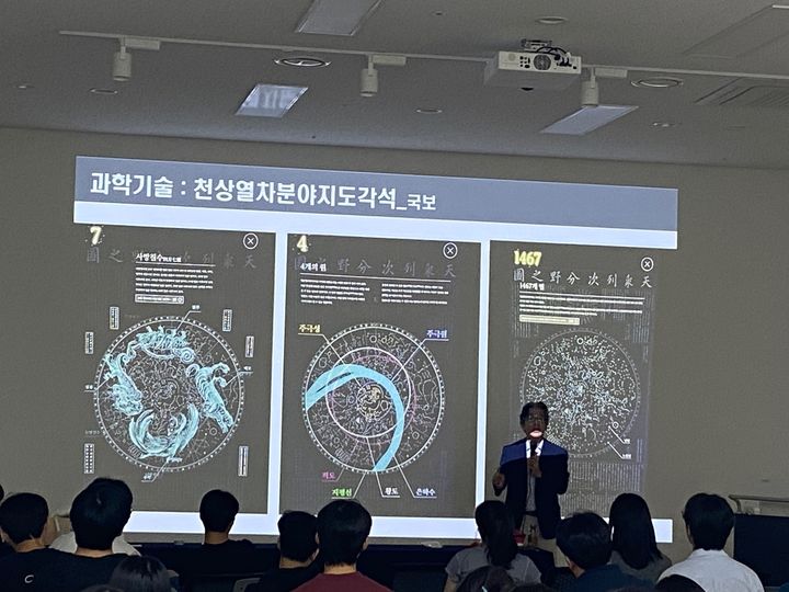 [서울=뉴시스] 2025년 청소년 진로 체험교육 – 정용재 국립고궁박물관장 강연 모습 (사진=국가유산청 제공) 2025.07.25. photo@newsis.com *재판매 및 DB 금지