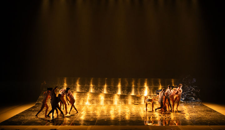 [부산=뉴시스] 국립현대무용단 '내가 물에서 본 것' 공연 사진. (사진=부산문화회관 제공) 2025.07.27. photo@newsis.com *재판매 및 DB 금지