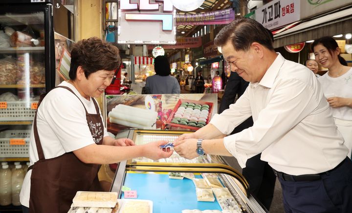 [광명=뉴시스]박승원 광명시장이 2024년9월 추석명절을 앞두고 광명새마을시장을 방문해 광명사랑화폐로 물품을 구매하고 있다.(사진=광명시 제공)2025.07.25.photo@newsis.com *재판매 및 DB 금지