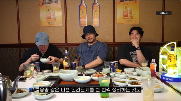 [서울=뉴시스] 24일 에픽하이의 유튜브 채널에는 '건강검진 뒤풀이로 장어 맛집 뿌심'라는 제목의 영상이 게재됐다. (사진=에픽하이 유튜브 채널 화면 캡처) 2025.07.25. photo@newsis.com *재판매 및 DB 금지