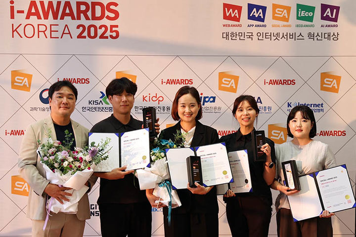 하이원리조트가 지난 24일 서울 양재 엘타워에서 열린 ‘소셜아이 어워드 2025’ 시상식에서 총 4개 부문 대상을 수상하고 있다.(사진=하이원리조트 제공) *재판매 및 DB 금지