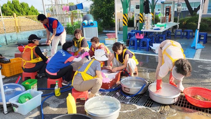 [함양=뉴시스] 함양군 사회단체, 산청군 호우 수해 지역 봉사활동 (사진=함양군 제공) 2025. 07. 25. photo@newsis.com *재판매 및 DB 금지