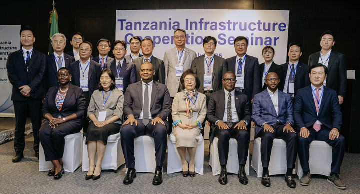 [서울=뉴시스] K-FINCO 전문건설공제조합은 지난 24일(현지시간) 탄자니아 다르에스살람 하얏트 리젠시 호텔에서 '탄자니아 인프라 협력 세미나'를 열었다고 25일 밝혔다. (사진=K-FINCO 제공) 2025.07.25. photo@newsis.com *재판매 및 DB 금지