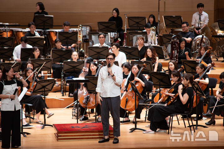 [부천=뉴시스] 정일형 기자 = 부천필 오픈 리허설 시작 전 공연 설명을 하는 아드리앙 페뤼숑 지휘자 . (사진=부천시 제공)