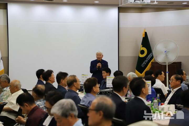 [군포=뉴시스] 이명근 조합장이 간담회에서 우리 농촌의 어려움 등을 설명하고 있다. (사진=군포농협 제공).2025.07.25.photo@newsis.com *재판매 및 DB 금지