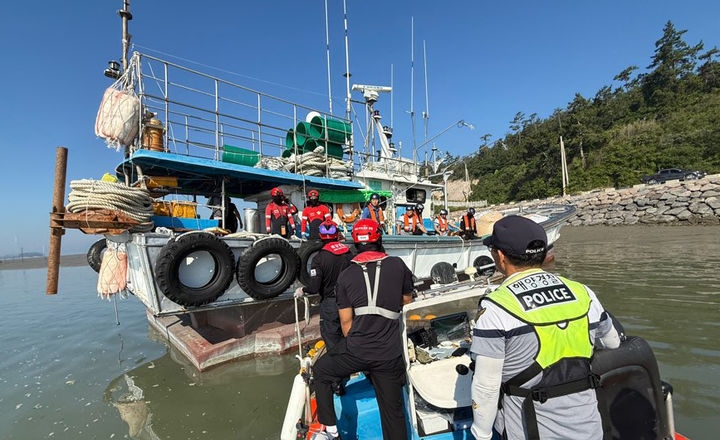 [신안=뉴시스] 25일 오전 7시께 전남 신안군 당사도 인근 해상에서 9.77t급 어선 A호가 침수돼 목포해경이 구조활동을 하고 있다. (사진=목포해경 제공) 2025.07.25. photo@newsis.com *재판매 및 DB 금지
