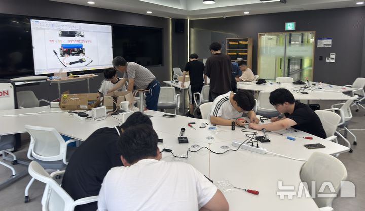 [전주=뉴시스]윤난슬 기자 = 전북 전주비전대학교는 신산업분야 특화 선도전문대학 지원사업의 일환으로 지난 24일부터 25일까지 '재능나눔 고교연계 이차전지 이해증진교육'을 진행했다고 밝혔다. (사진=전주비전대 제공) photo@newsis.com