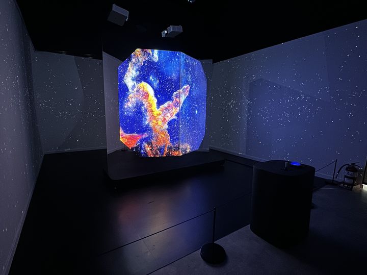 [서울=뉴시스]투명 올레드(OLED·유기발광다이오드)를 활용한 특별전시가 25일부터 대전 국립중앙과학관 관람객을 대상으로 공개된다. (사진 = 한국디스플레이산업협회) photo@newsis.com&nbsp; *재판매 및 DB 금지