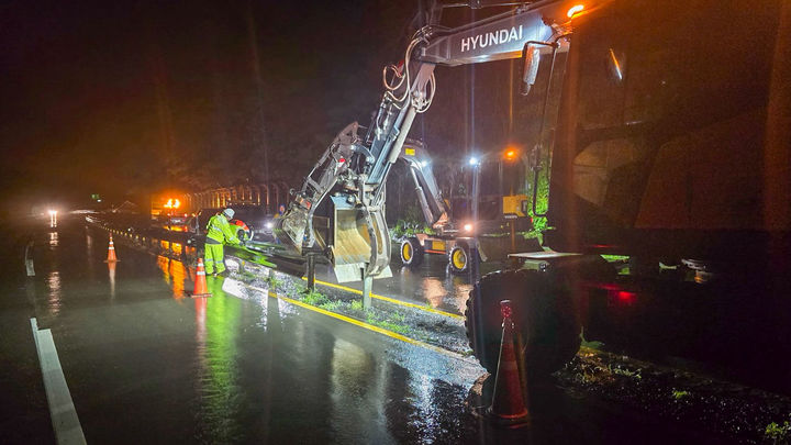 [창녕=뉴시스] 집중호우 피해지역인 부곡면에서 응급 복구를 하고 있다. (사진= 창녕군 제공) 2025.07.25. photo@newsis.com *재판매 및 DB 금지
