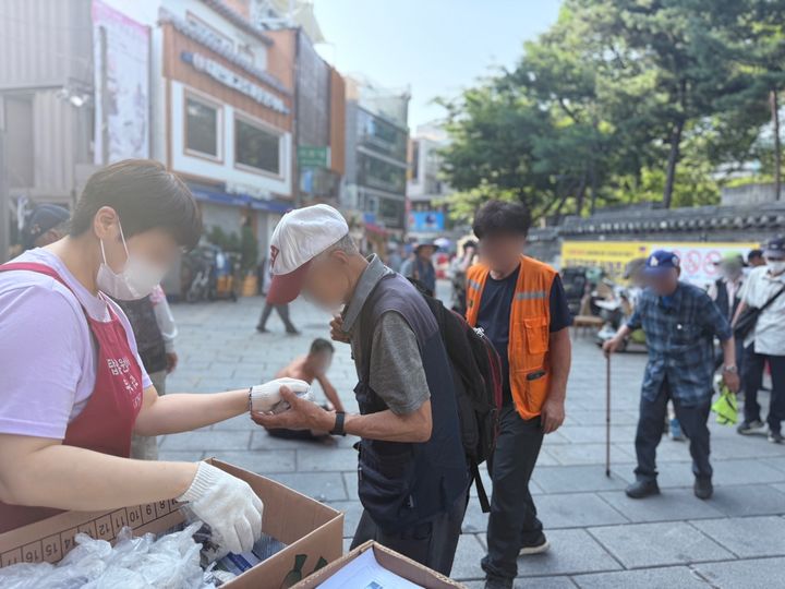 [서울=뉴시스] 이수정 기자=25일 오전 8시30분 무료급식소에서 한 어르신이 주먹밥을 받고 있다. crystal@newsis.com *재판매 및 DB 금지
