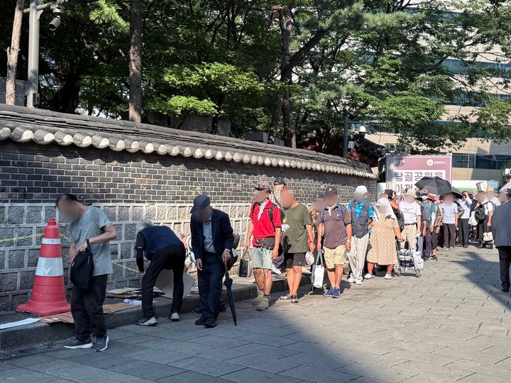 [서울=뉴시스] 이수정 기자=25일 오전 8시30분 무료급식소 앞에 어르신들이 대기하고 있다. crystal@newsis.com *재판매 및 DB 금지