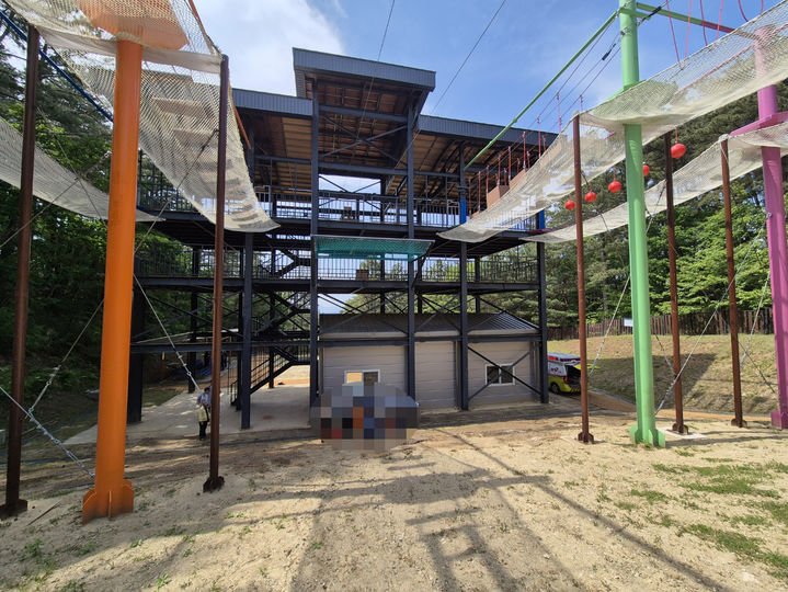 [남원=뉴시스] 지난 5월26일 전북 남원시 운봉읍의 전북특별자치도학생수련원에서 집라인을 타던 학생이 중도 지점에서 떨어져 소방대원이 응급조치를 시행하고 있다. (사진=전북도소방본부 제공) 2025.07.25. photo@newsis.com *재판매 및 DB 금지