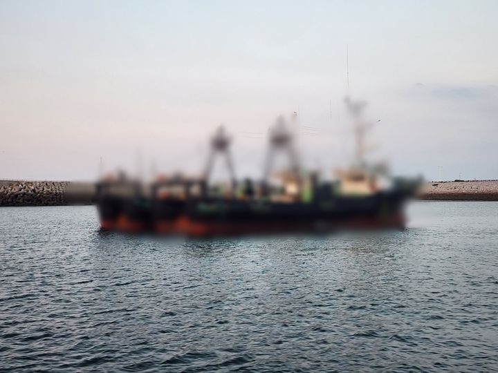 24일 오후 7시26분께 군산시 비응항 입구에서 오징어잡이 어선 2척이 좌주됐다. (사진=군산해경 제공) *재판매 및 DB 금지