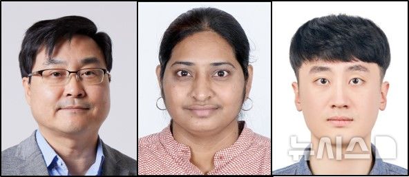 [포항=뉴시스] 송종욱 기자 = 포스텍 김원배 교수팀이 버려지는 식물 열매 껍질에서 얻은 천연 소재로 고성능 수퍼커패시터를 개발했다. 사진은 왼쪽부터 김 교수, 산디야 교수, 통합과정 박관현씨. (사진=포스텍 제공) 2025.07.25. photo@newsis.com