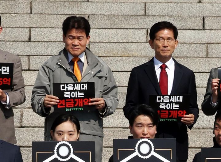 [서울=뉴시스] 11일 오전 서울 여의도 국회 본청 계단에서 열린 연금개혁청년행동의 연금개약 규탄 집회에서 피켓을 들고 있는 김문수(오른쪽) 전 고용노동부 장관과 전 한국사 강사 전한길씨. (사진=조성봉 기자) 2025.04.11. photo@newsis.com *재판매 및 DB 금지
