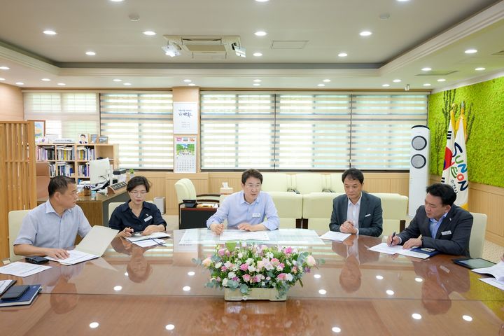 [순천=뉴시스] 전남 순천시장실에서 24일 세계유니버시아드대회 유치를 위한 첫 전략 회의가 열리고 있다. (사진=순천시 제공) 2025.07.25. photo@newsis.com *재판매 및 DB 금지