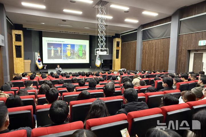 [포항=뉴시스] 송종욱 기자 = 지난해 7월 포항시 북구 장성로에 개관한 한동대 환동해지역혁신원 제1캠퍼스 '파랑뜰'이 지역과 대학을 잇는 플랫폼으로 1년간 시민 4000명이 방문해 지역 문제 해결과 문화·교육 프로그램으로 성과를 입증했다. 사진은 파랑뜰의 '지역 혁신 집중 학기' 성과 공유회 모습. (사진=한동대 제공) 2025.07.25. photo@newsis.com