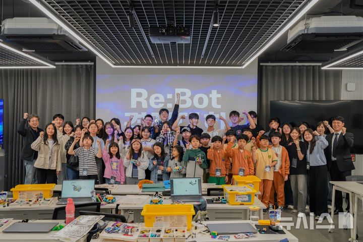 [포항=뉴시스] 송종욱 기자 = 지난해 7월 포항시 북구 장성로에 개관한 한동대 환동해지역혁신원 제1캠퍼스 '파랑뜰'이 지역과 대학을 잇는 플랫폼으로 1년간 시민 4000명이 방문해 지역 문제 해결과 문화·교육 프로그램으로 성과를 입증했다. 사진은 파랑뜰에서 열린 '2025 ReBot 경진대회' 참석자들이 기념 촬영하는 모습. (사진=한동대 제공) 2025.07.25. photo@newsis.com