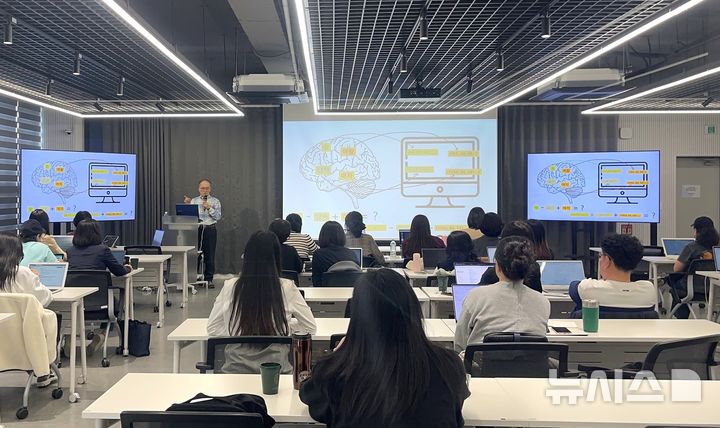 [포항=뉴시스] 송종욱 기자 = 지난해 7월 포항시 북구 장성로에 개관한 한동대 환동해지역혁신원 제1캠퍼스 '파랑뜰'이 지역과 대학을 잇는 플랫폼으로 1년간 시민 4000명이 방문해 지역 문제 해결과 문화·교육 프로그램으로 성과를 입증했다. 사진은 파랑뜰에서 열린 챗GPT 아카데미 진행 모습. (사진=한동대 제공) 2025.07.25. photo@newsis.com