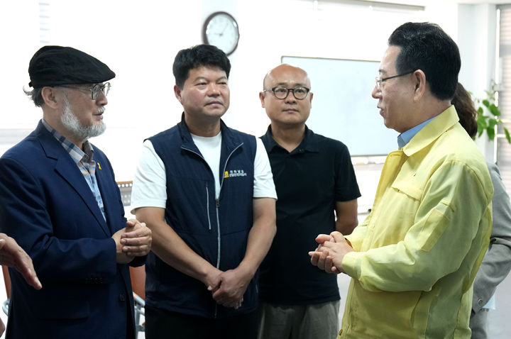 [나주=뉴시스] 김영록 전남지사가 25일 나주 공익활동지원센터를 방문, 나주 이주노동자 인권침해 피해자와 면담을 마친 뒤 관계자들과 이야기를 나누고 있다. (사진 제공 = 전남도). 2025.07.25. photo@newsis.com *재판매 및 DB 금지