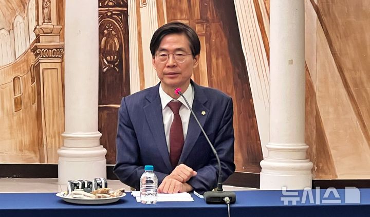 [부산=뉴시스] 원동화 기자 = 국민의힘 당 대표 선거에 출마한 조경태(부산 사하구을) 국회의원이 25일 부산을 찾았다. 부산 동구 프라임호텔에서 열린 '해양도시 부산, 어떻게 살릴 것인가?' 정책간담회에서 조 의원이 인사말을 하고 있다. 2025.07.25. dhwon@newsis.com