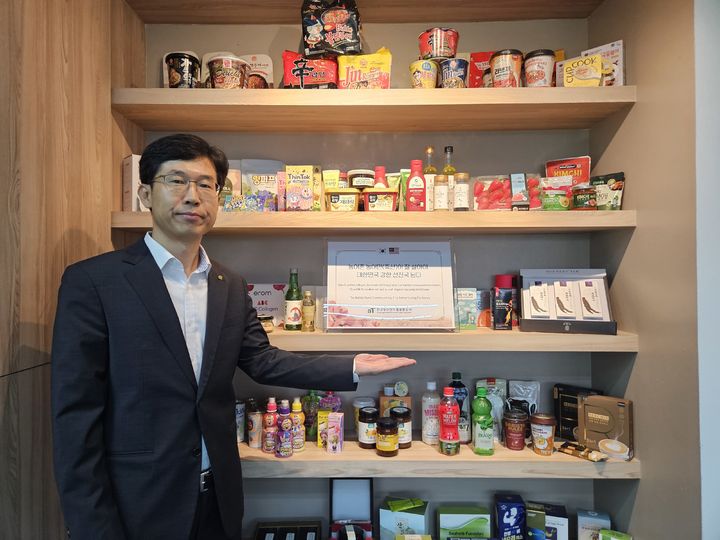 [쿠알라룸푸르=뉴시스]장정호 한국농수산식품유통공사(aT) 쿠알라룸푸르 지사장이 15일(현지 시간) aT 쿠알라룸푸르 지사에서 뉴시스와의 인터뷰에 응하고 있다. (사진=임소현 기자) *재판매 및 DB 금지