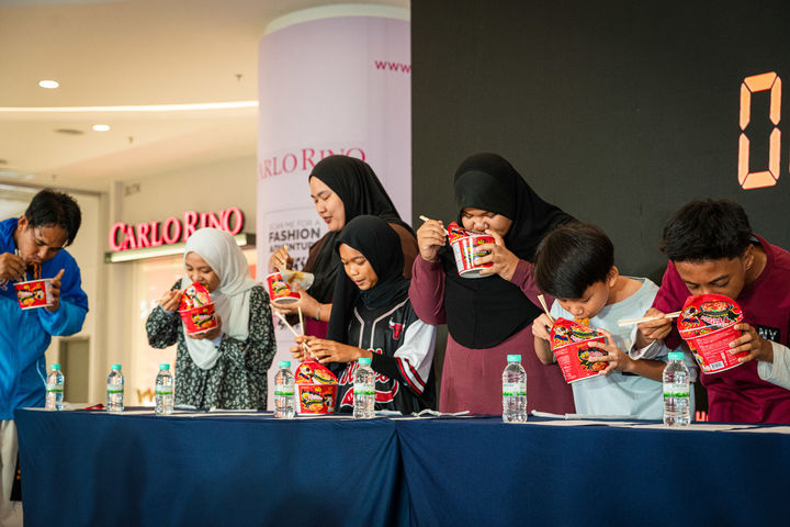 [쿠알라룸푸르=뉴시스] 한국농수산식품유통공사(aT)가 진행한 지난해 대사관 연계 트렝가누 행사에서 소비자들이 불닭볶음면을 먹고 있다. (사진=aT 제공) *재판매 및 DB 금지