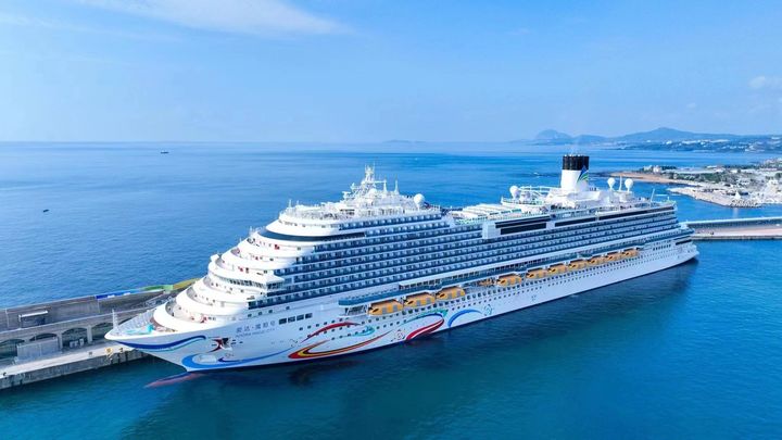 [제주=뉴시스] 제주 서귀포시 민군복합형 관광미항을 오가는 크루즈선 아도라 매직시티호. (사진=제주도 제공) photo@newsis.com *재판매 및 DB 금지