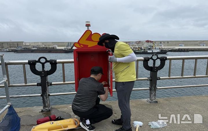 [서울=뉴시스] 전남권역 국가어항 인명구조함 유지보수.