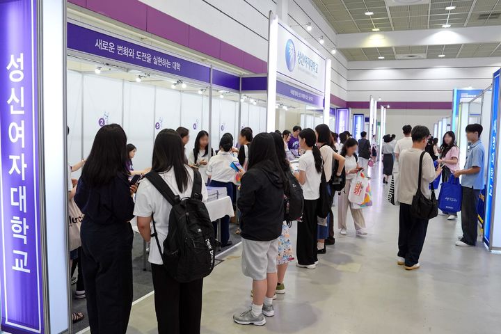 [서울=뉴시스] 2026학년도 수시 대학입학정보박람회에서 성신여대 부스를 찾은 수험생들이 입학 상담을 받기 위해 대기하고 있다. (사진=성신여대 제공) 2025.07.25. photo@newsis.com *재판매 및 DB 금지