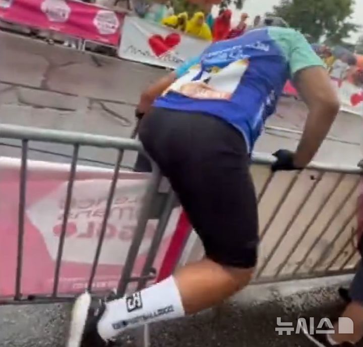 [뉴시스]사이클 대회 '투르 드 프랑스' 제 17구간 결승선에 사이클링 복장을 한 남성이 무단 진입하는 모습.(사진=엑스) 