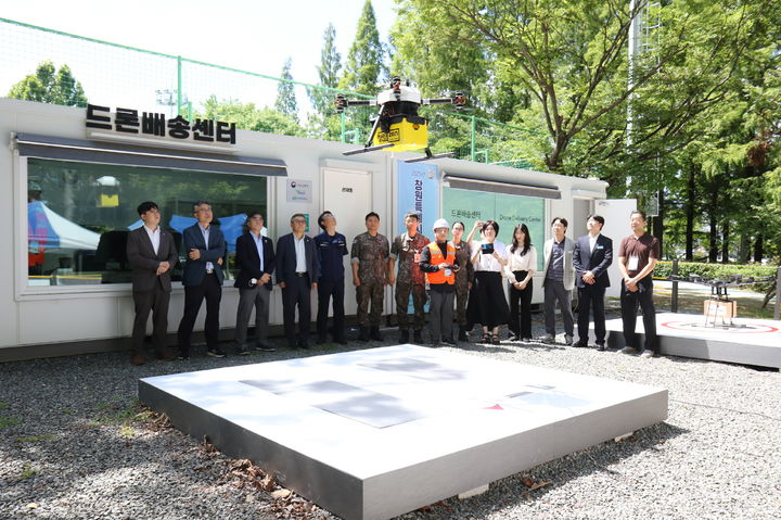 [창원=뉴시스] 강경국 기자 = 25일 경남 창원시 대원레포츠공원에서 드론 배송 1호 주문 시연회가 열리고 있다. (사진=창원시청 제공). 2025.07.25. photo@newsis.com *재판매 및 DB 금지