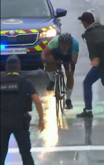 [뉴시스]사이클 대회 '투르 드 프랑스' 제 17구간 결승선에 사이클링 복장을 한 남성이 무단 진입하는 모습.(사진=데일리메일) *재판매 및 DB 금지