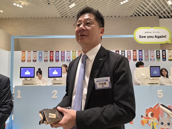 [서울=뉴시스] 이주혜 기자 = 25일 서울 영등포구 더현대 서울에서 열린 CU 'K리그-주토피아' 팝업스토어에서 민승배 BGF리테일 대표가 기자들을 만나 발언하고 있다.. 2025.07.25. *재판매 및 DB 금지