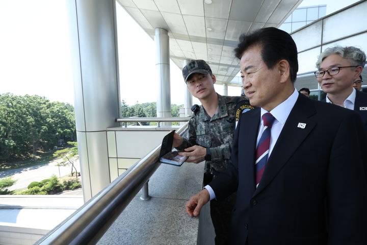 [서울=뉴시스]정동영 통일부 장관이 취임 첫날인 25일 경기도 파주시에 위치한 판문점을 방문했다. (사진 통일부 제공) *재판매 및 DB 금지