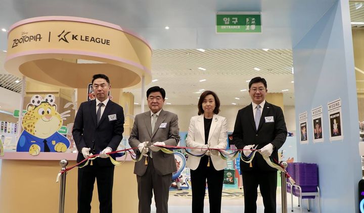 25일 민승배 BGF리테일 대표(오른쪽부터), 김소연 디즈니코리아 대표, 권오갑 한국프로축구연맹 총재, 정지영 현대백화점 사장이 CU K리그-주토피아 팝업스토어 오픈 커팅식을 진행하고 있다.(사진=BGF리테일 제공) *재판매 및 DB 금지