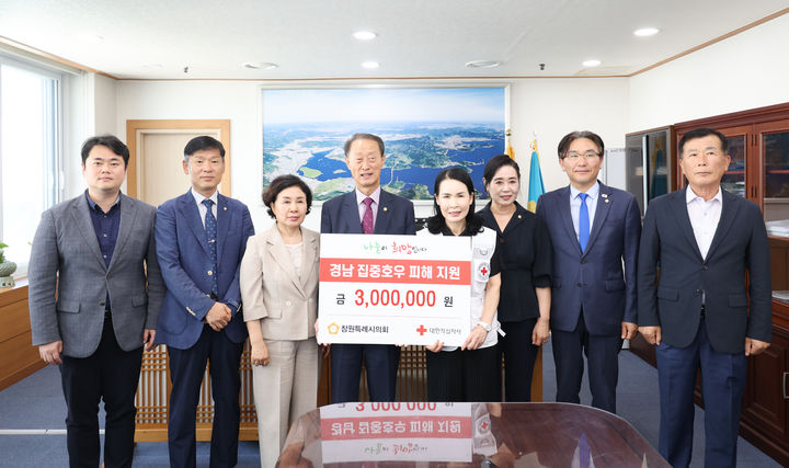 [창원=뉴시스] 강경국 기자 = 25일 경남 창원시의회 의장실에서 손태화 의장이 박희순 대한적십자사 경남지사 회장에게 집중호우 피해 지원 성금을 전달하고 있다. (사진=창원시의회 제공). 2025.07.25. photo@newsis.com *재판매 및 DB 금지