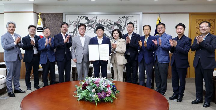 [대전=뉴시스] 조명휘 기자 = 대전·충남 행정통합 특별위원회가 25일 충남도의회를 방문해 홍성현 도의장 등을 접견하고, 대전·충남 행정통합과 관련한 공식 서한문을 전달하고 있다. (사진= 대전시의회 제공) 2025.07.25. photo@newsis.com *재판매 및 DB 금지