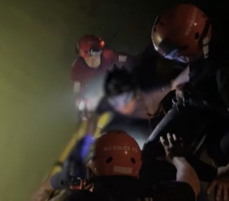 [인천=뉴시스] 25일 오전 인천 중구 영종도 인근 해상에서 고립된 남성이 해경에 구조되고 있다. (사진=인천해양경찰서 제공) 2025.07.25. photo@newsis.com *재판매 및 DB 금지