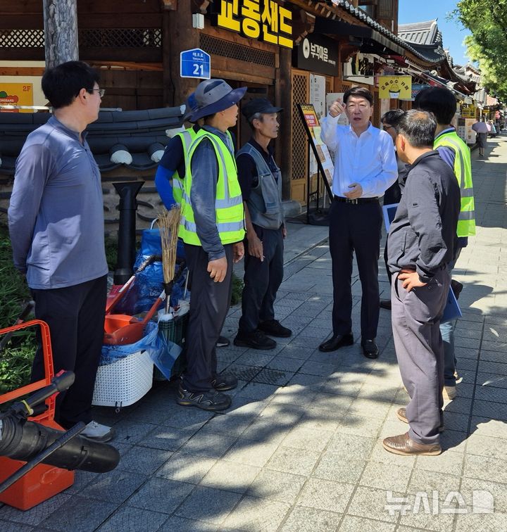 [전주=뉴시스]윤난슬 기자 = 우범기 전북 전주시장이 연일 이어지는 폭염 속에서 실외 근무를 이어가는 환경관리원들을 격려하고, 안전사고 예방을 위한 현장 점검에 나섰다. (사진=전주시 제공) 2025.07.25. photo@newsis.com 