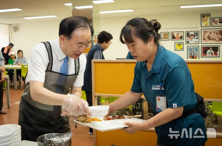 [전주=뉴시스]윤난슬 기자 = 전북 전주대학교는 캠퍼스 환경을 책임지는 미화직원 60여 명을 초청해 '감사의 식탁' 행사를 열었다고 25일 밝혔다. (사진=전주대 제공) photo@newsis.com 