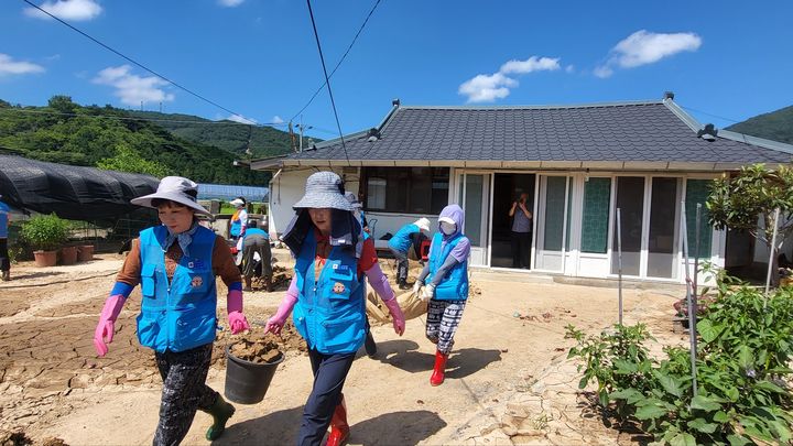 [창원=뉴시스] 강경국 기자 = 경남 창원시 자원봉사단체 회원들이 25일 집중호우 피해 지역인 산청군 단성면 매화정마을을 찾아 수해 복구 작업에 동참하고 있다. (사진=창원시청 제공). 2025.07.25. photo@newsis.com *재판매 및 DB 금지