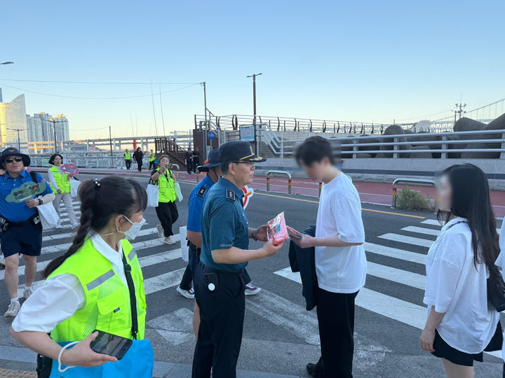 [부산=뉴시스] 부산경찰청이 24일 오후 수영구 광안리해수욕장 일대에서 기초질서 합동 예방활동을 벌이고 있다. (사진=부산경찰청 제공) 2025.07.25. photo@newsis.com *재판매 및 DB 금지