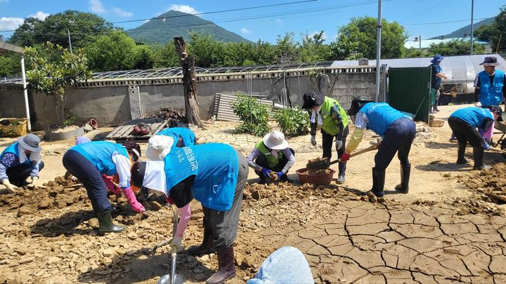 [창원=뉴시스] 강경국 기자 = 경남 창원시 자원봉사단체 회원들이 25일 집중호우 피해 지역인 산청군 단성면 매화정마을을 찾아 수해 복구 작업에 동참하고 있다. (사진=창원시청 제공). 2025.07.25. photo@newsis.com *재판매 및 DB 금지