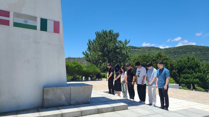 [대구=뉴시스] 대구보훈청은 25일 부산지역 유엔군 관련 현충시설을 찾아 정화활동을 했다. (사진=대구지방보훈청 제공) 2025.07.25. photo@newsis.com *재판매 및 DB 금지