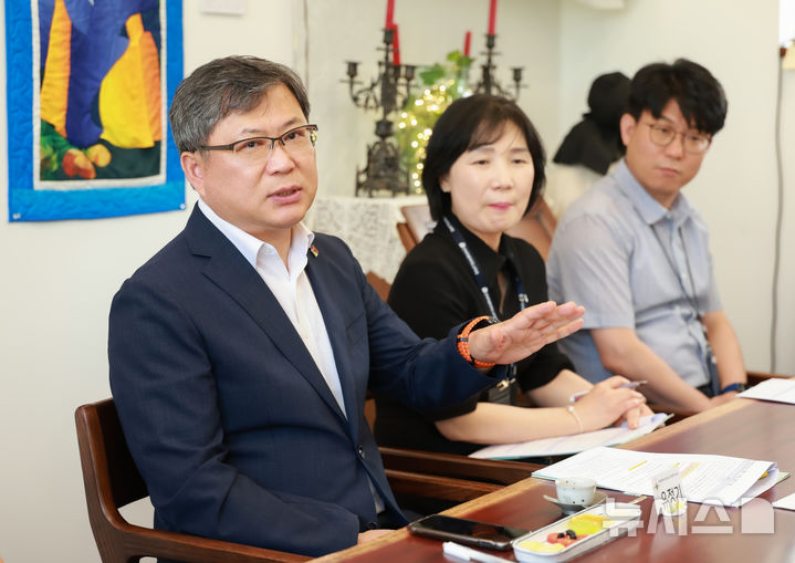 [김제=뉴시스]윤난슬 기자 = 유정기 전북특별자치도교육감 권한대행이 전날 도내 고등학교 교사들과 정책 간담회를 열고 교육 현장의 다양한 목소리를 청취했다. (사진=전북교육청 제공) photo@newsis.com