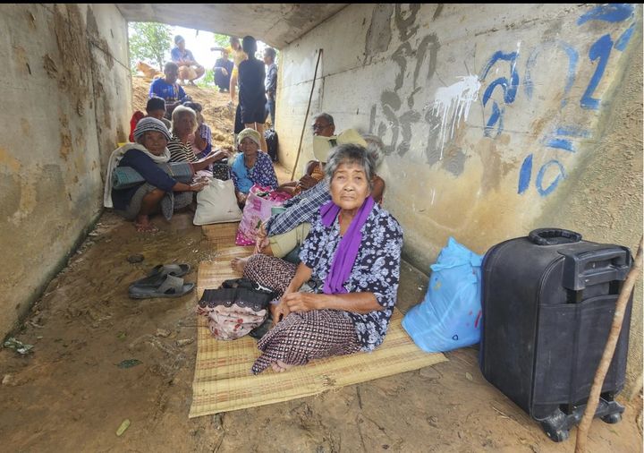 [수린(태국)=AP/뉴시스] 태국과 캄보디아 무력충돌을 피해 피난 온 태국인들이 24일 태국 북동부 수린주에서 대피해 있다.2025.07.25. *재판매 및 DB 금지